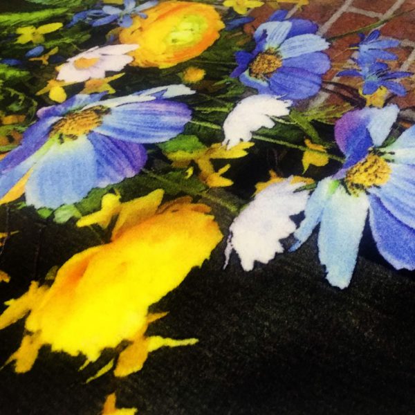 تابلو فرش گل زرد و آبی